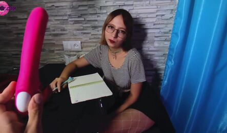 Сводная сестра спалилась со своим вибратором, за то теперь он ей не нужен