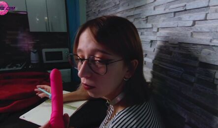 Сводная сестра спалилась со своим вибратором, за то теперь он ей не нужен