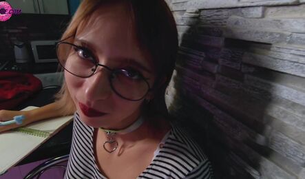 Сводная сестра спалилась со своим вибратором, за то теперь он ей не нужен