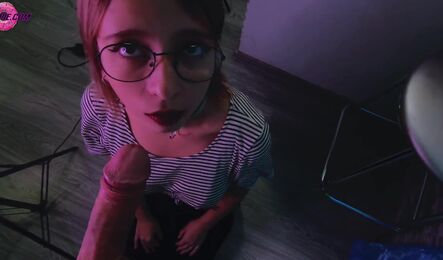 Сводная сестра спалилась со своим вибратором, за то теперь он ей не нужен