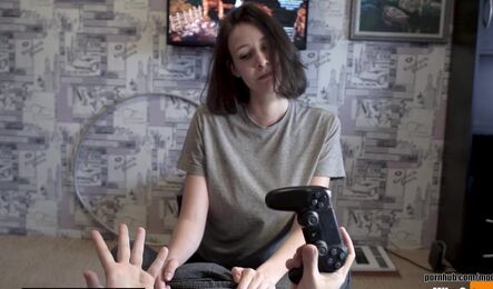 Сложно игнорировать свою девушку, когда она так сильно хочет секса!