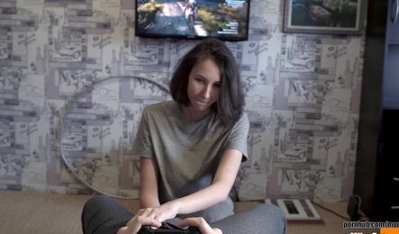 Сложно игнорировать свою девушку, когда она так сильно хочет секса!