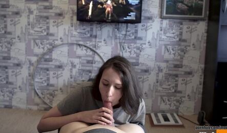 Сложно игнорировать свою девушку, когда она так сильно хочет секса!