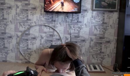 Сложно игнорировать свою девушку, когда она так сильно хочет секса!