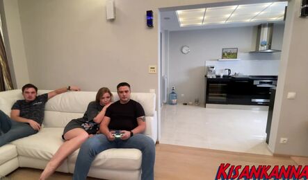 Пока муж занят игрой, жена изменяет у него за спиной!