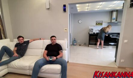 Пока муж занят игрой, жена изменяет у него за спиной!