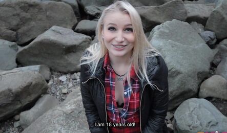 Русская девушка трахнулась с незнакомцем, когда просто делала селфи!