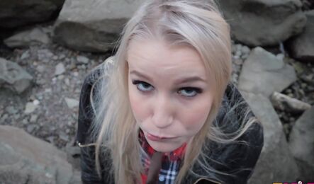 Русская девушка трахнулась с незнакомцем, когда просто делала селфи!