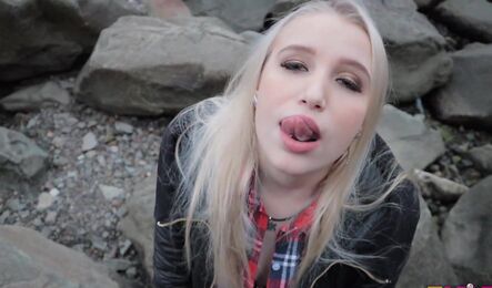 Русская девушка трахнулась с незнакомцем, когда просто делала селфи!