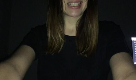 Молодая девушка любит поцелуи и хороший секс с парнем!