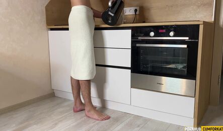 Парень с большим членом, хотел простом попить утренний кофе