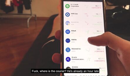 Как курьерша занялась секса с недовольным русским парнем