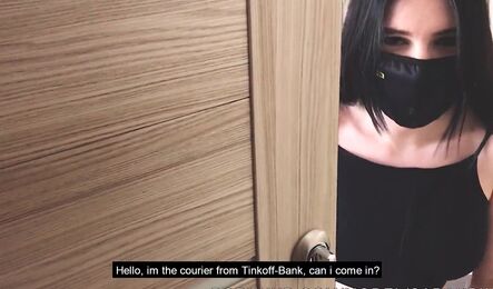 Как курьерша занялась секса с недовольным русским парнем