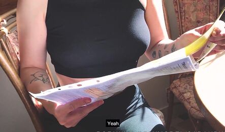 Как курьерша занялась секса с недовольным русским парнем