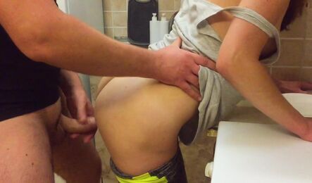 Не смог сдержаться и трахнул симпатичную дену брата