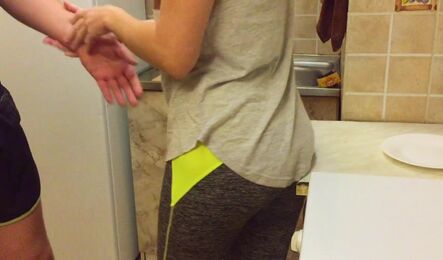 Не смог сдержаться и трахнул симпатичную дену брата