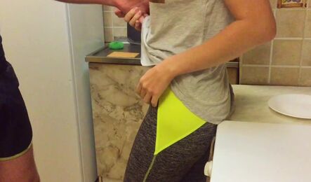 Не смог сдержаться и трахнул симпатичную дену брата