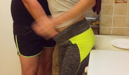 Не смог сдержаться и трахнул симпатичную дену брата