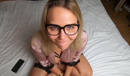 Пышная русская милфа шликается с другом со спермой внутрь