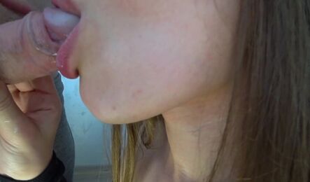 Студентка хочет, чтобы друг трахал ее по чаще!