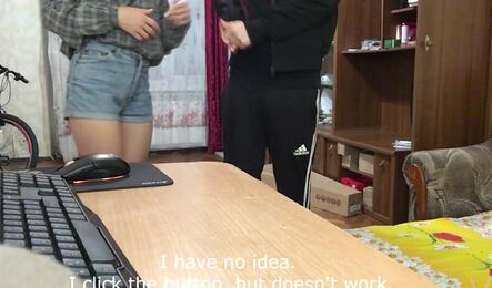 Зашел к соседке починить компьютер и заслужил на секс!