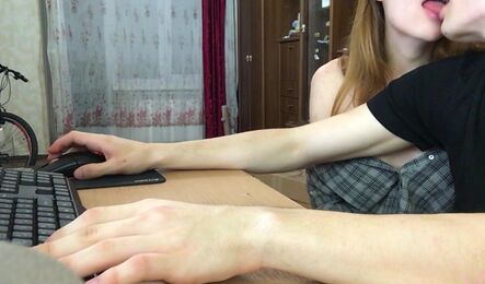 Зашел к соседке починить компьютер и заслужил на секс!