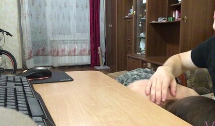 Зашел к соседке починить компьютер и заслужил на секс!