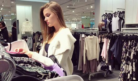 Неожиданный секс в торговом центре с русской красоткой