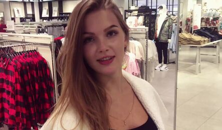 Неожиданный секс в торговом центре с русской красоткой