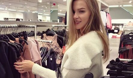 Неожиданный секс в торговом центре с русской красоткой