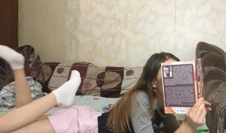 Как сводная сестра возбудила брата, когда просто читала