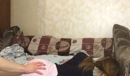 Как сводная сестра возбудила брата, когда просто читала