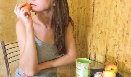 Сводная сестра призналась брату, что у нее не все ок в отношениях, и все это закончилось сексом!