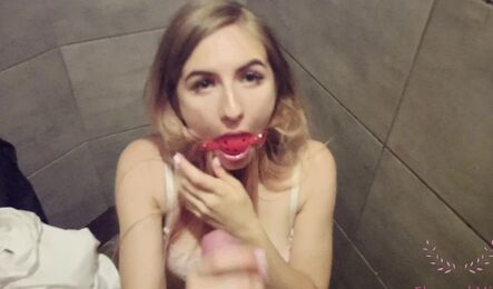 Секс в туалете с русской похотливой студенткой