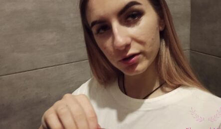 Секс в туалете с русской похотливой студенткой