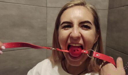 Секс в туалете с русской похотливой студенткой