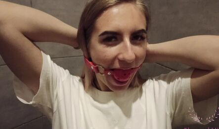 Секс в туалете с русской похотливой студенткой