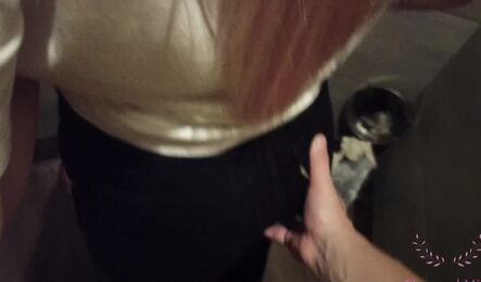 Секс в туалете с русской похотливой студенткой