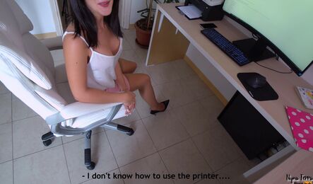 Молодая секретарша ублажает шефа за дополнительные деньги к зарплате