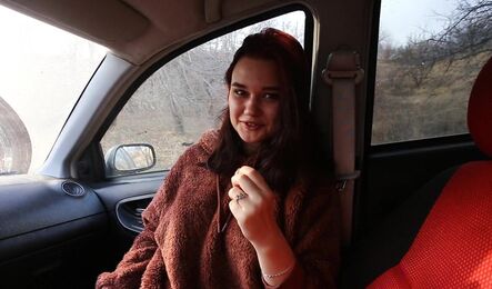 Отсос в машине с русской студенткой с пышными формами