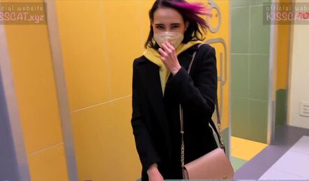 Знакомство с русской давалкой закончилось сексом в туалете