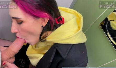 Знакомство с русской давалкой закончилось сексом в туалете