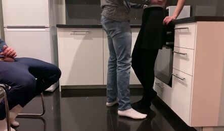 Жена без комплексов изменяет с другом мужа у него на глазах