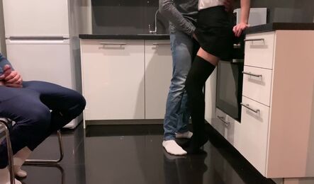 Жена без комплексов изменяет с другом мужа у него на глазах