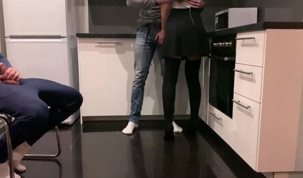 Жена без комплексов изменяет с другом мужа у него на глазах