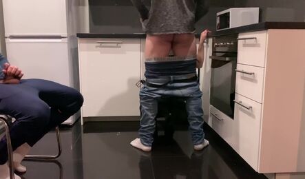 Жена без комплексов изменяет с другом мужа у него на глазах