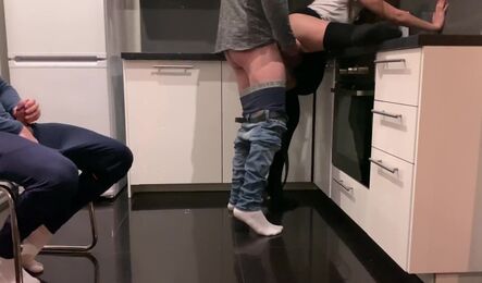 Жена без комплексов изменяет с другом мужа у него на глазах