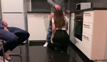 Жена без комплексов изменяет с другом мужа у него на глазах