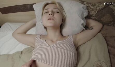 Русская милашка дала незнакомцу у него дома