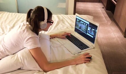 Русская милашка сделала перерыв на мастурбацию